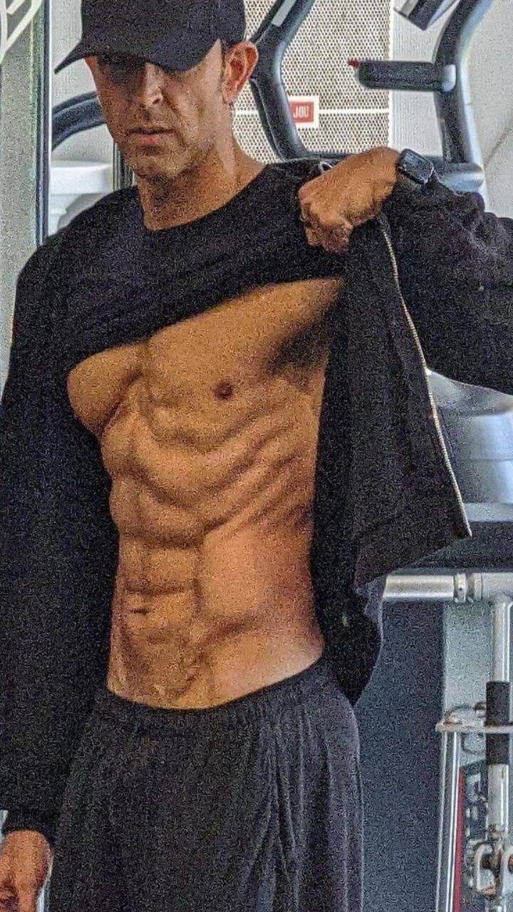 இவர் பாலிவுட்டின் கிரேக்க கடவுள் என்று அழைக்கப்படுகிறார்