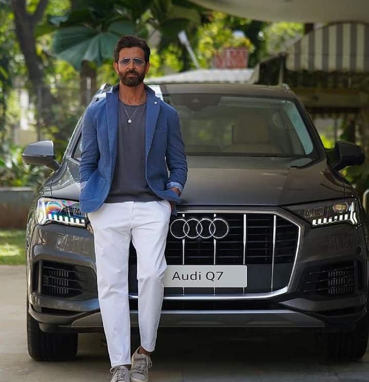 इस तस्वीर में फॉर्मल और कैज़ुअल दोनों को ब्लेंड कर ऋतिक रोशन ने प्लेन ग्रे शर्ट पहने देखा जा सकता है. इसके साथ हैंडसम हीरो ने ब्लू कलर का ब्लेज़र और व्हाइट ट्राउजर कैरी किया है. सनग्लासेस और कैजुअल शूज उनके सेमी-फॉर्मल आउटफिट पर जच रहे हैं. (इंस्टाग्राम/hrithikroshan)