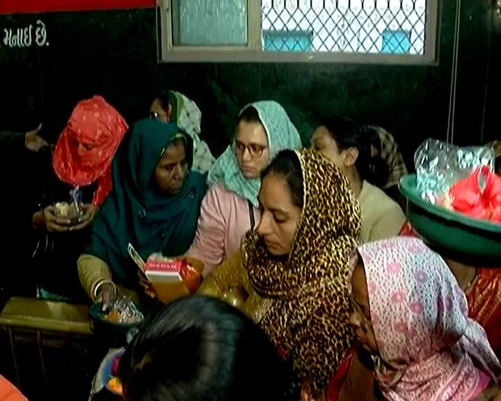 અંગારકી ચોથ ના દિવસે અમદાવાદના ગણેશ મંદિરમાં સવાર થી જ ભક્તોની ભીડ ઉમટી પડી હતી.