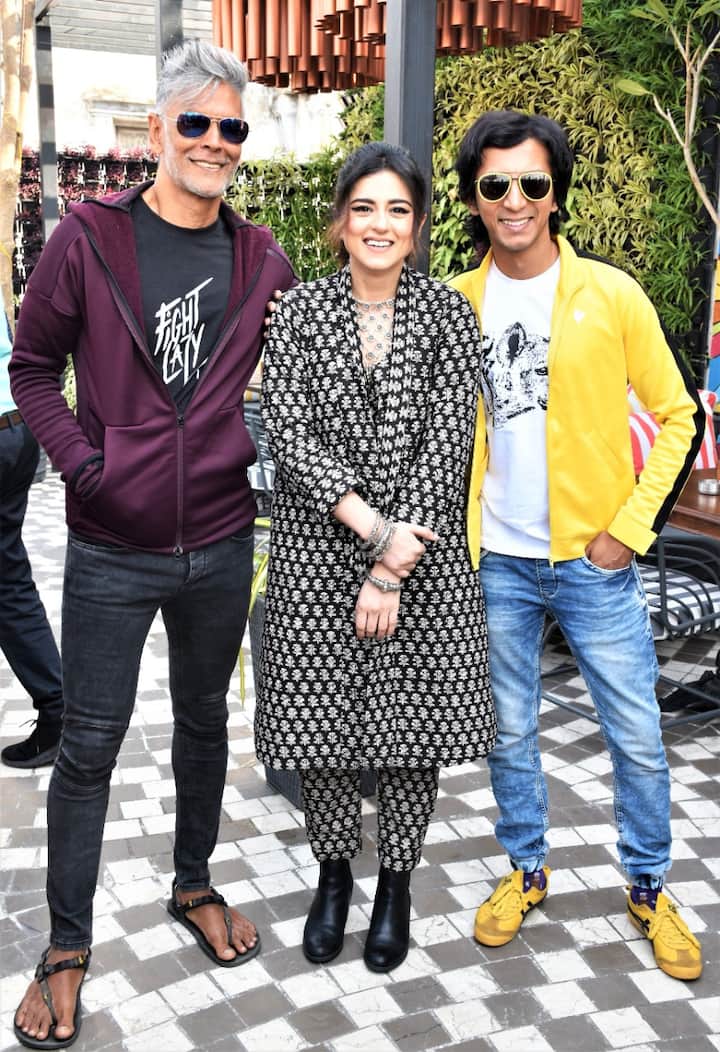 মিলিন্দ সোমনের কথায়, 'আমি একজন মার্শাল আর্ট প্রশিক্ষক এবং অংশুমানের বাবার চরিত্রে অভিনয় করছি। পুরো কাজটা আমি খুবই উপভোগ করেছি।'