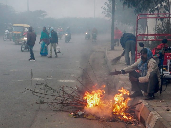 Deaths Due To Cold and accidents due to fog in india heart attack and brain stroke in winter season भारत में जानलेवा ठंड! उत्तर प्रदेश में मौतों का आंकड़ा 100 के करीब, 2022 में इतने लोगों ने गंवाई जान, हार्ट अटैक और ब्रेन स्ट्रोक के हो रहे शिकार