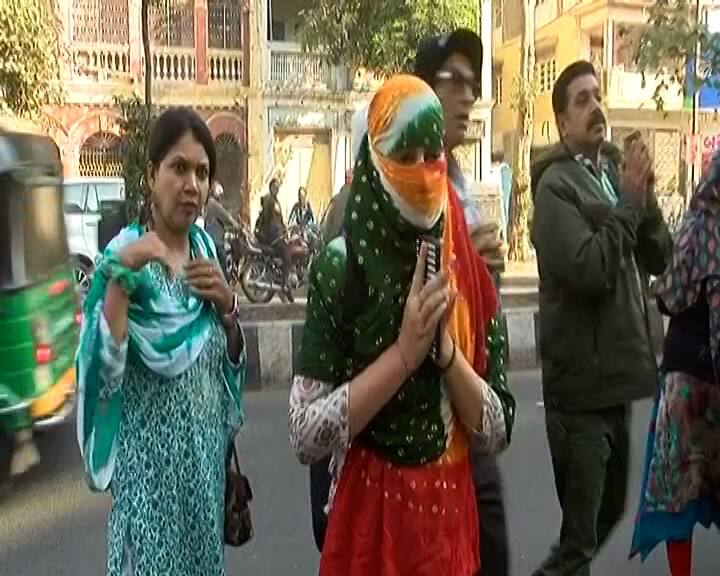 ગણેશજીને પ્રિય એવા મોદક અને લાલ જાસૂદ, ગોળ તથા પૂજાપા સાથે ભક્તો સિદ્ધિવિનાયકની પૂજા અર્ચના કરે છે