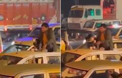Viral Video: ਜਾਮ 'ਚ ਫਸੀ ਕਾਰ, ਤਾਂ ਕਾਰ ਦੀ ਛੱਤ 'ਤੇ ਬੈਠ ਕੇ ਸ਼ਰਾਬ ਪੀਣ ਲੱਗਾ ਵਿਅਕਤੀ, ਵੀਡੀਓ ਹੋ ਰਹੀ ਹੈ ਵਾਇਰਲ