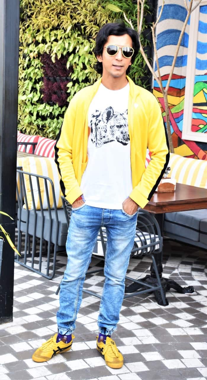 ছবিটির মুখ্য চরিত্রে রয়েছেন অংশুমান ঝা, ঋদ্ধি ডোগরা, মিলিন্দ সোমন, পরেশ পাহুজা। মঙ্গলবার শহরে হাজির হয়েছিলেন তারকারা।