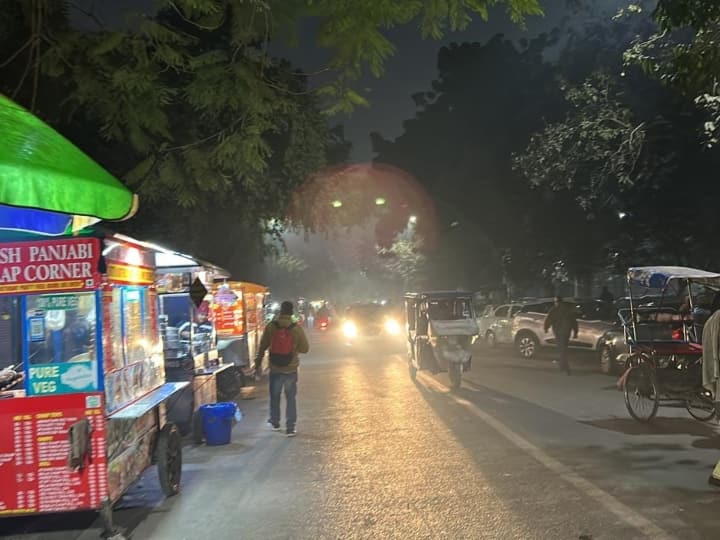 Entire Delhi-NCR wrapped in fog Sun will not be visible tomorrow even in day time ANN Delhi Weather News: ठंड ने लोगों को घरों में दुबकने पर किया मजबूर, रात होते ही दिल्ली के बाजारों में चहलकदमी हुई कम