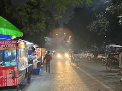 ठंड ने लोगों को घरों में दुबकने पर किया मजबूर, रात होते ही दिल्ली के बाजारों में चहलकदमी हुई कम