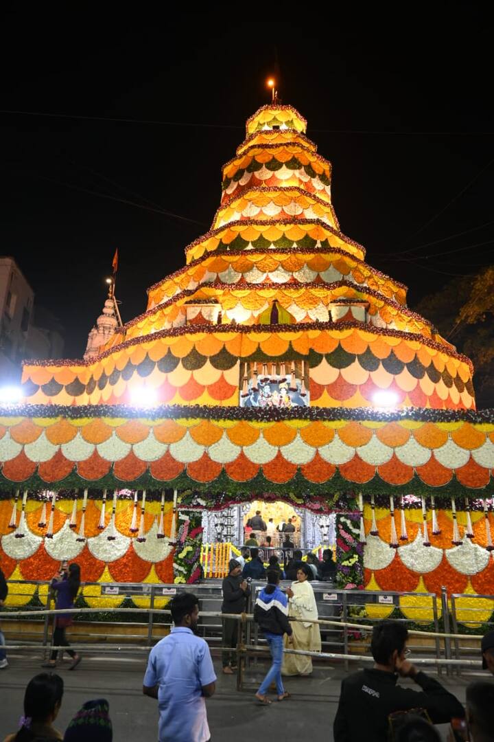 राज्यातील प्रसिद्ध गणपती मंदिरांमध्ये भाविकांनी गर्दी केली आहे.