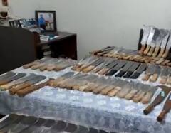 In Pics : पुणे पोलिसांनी एक, दोन नाहीतर तब्बल 150 कोयते केले जप्त