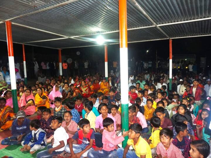 देवळा येथे बिड जिल्ह्यातील अभीयानाचा समारोप चला जाणूया नदीला अभियानाचे राज्य समिती सदस्य अनिकेत लोहिया, मानवलोकचे  सहकार्यवाह लालासाहेब आगळे, गावचे सरपंच रावसाहेब यादव , इन्फंट इंडियाचे दत्ता बारगजे, ग्राम पंचायत सदस्य,ग्रामसेवक, नदीयात्री, कृषी विभागाचे सूर्यकांत वडखेलकर, राजाराम बन, वनविभागाचे कस्तुरे व इतर अधिकारी कर्मचारी, गावातील  मुख्याध्यापक, शिक्षक शालेय विद्यार्थी, महिला मोठ्या प्रमाणावर उपस्थित होत्या