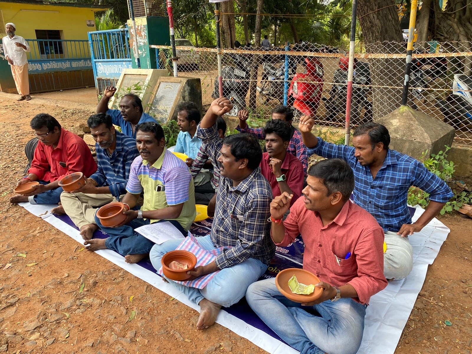 தஞ்சையில் கோரிக்கைகளை வலியுறுத்தி மண்சட்டி ஏந்தி யாசகம் பெறும் நூதன போராட்டம்