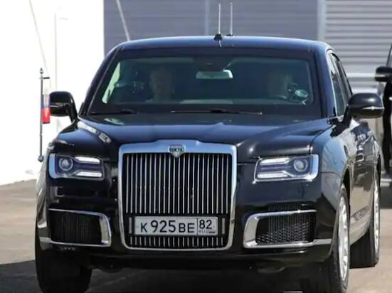 ਰੂਸੀ ਰਾਸ਼ਟਰਪਤੀ ਵਲਾਦੀਮੀਰ ਪੁਤਿਨ ਸਭ ਤੋਂ ਵਧੀਆ ਕਾਰਾਂ ਵਿੱਚੋਂ ਇੱਕ, ਔਰਸ ਸੈਨੇਟ ਵਿੱਚ ਯਾਤਰਾ ਕਰਦੇ ਹਨ। ਇਸ ਕਾਰ ਦੇ ਸਿਵਲ ਵੇਰੀਐਂਟ ਦੀ ਕੀਮਤ 245,000 ਅਮਰੀਕੀ ਡਾਲਰ ਹੋ ਸਕਦੀ ਹੈ। ਅਜਿਹੇ 'ਚ ਪੁਤਿਨ ਦੀ ਆਲੀਸ਼ਾਨ ਇੰਟੀਰੀਅਰ ਵਾਲੀ ਬਖਤਰਬੰਦ ਕਾਰ ਦੀ ਕੀਮਤ ਇਸ ਤੋਂ ਕਿਤੇ ਜ਼ਿਆਦਾ ਹੋ ਸਕਦੀ ਹੈ। ਔਰਸ ਸੈਨੇਟ ਰੂਸ ਦੀ ਪਹਿਲੀ 598 ਐਚਪੀ ਆਲ-ਵ੍ਹੀਲ-ਡਰਾਈਵ ਲਗਜ਼ਰੀ ਸੇਡਾਨ ਹੈ, ਜੋ ਪੁਤਿਨ ਦੇ ਆਦੇਸ਼ਾਂ 'ਤੇ ਬਣਾਈ ਗਈ ਹੈ।