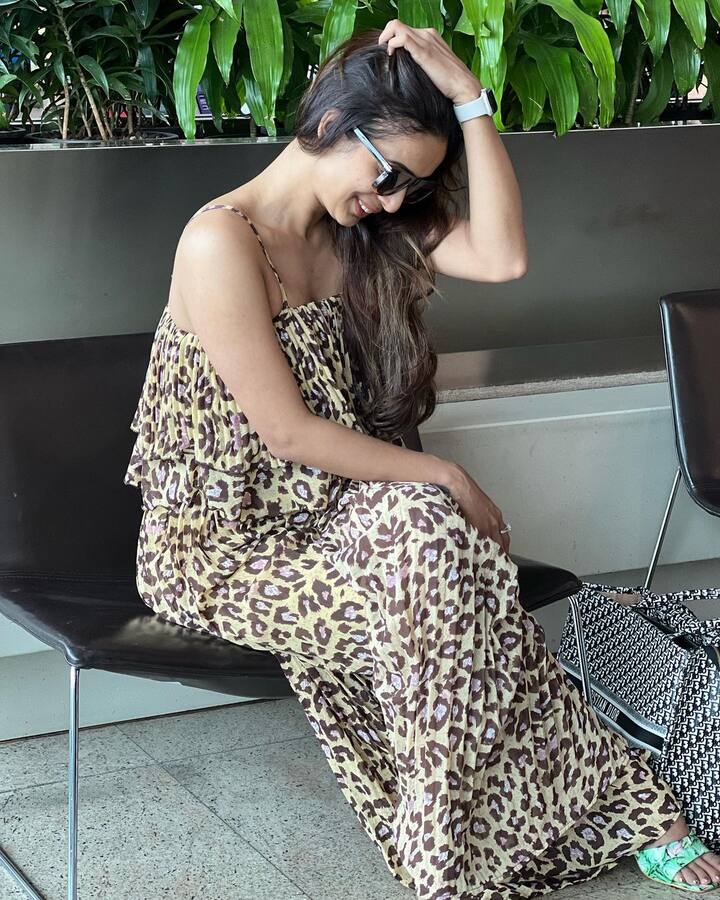खूबसूरत होने के साथ-साथ मलाइका काफी हॉट और बोल्ड भी हैं. जो सोशल मीडिया पर अपनी तस्वीरें शेयर करती रहती हैं.