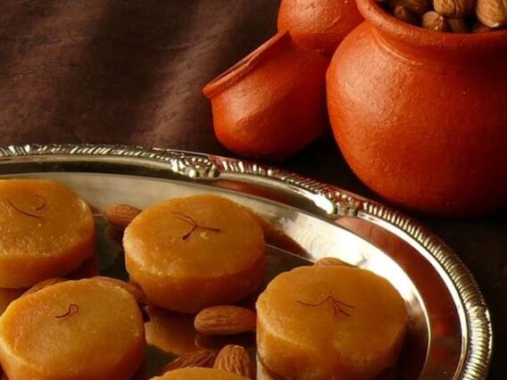 Kesar Malai Ladoo: सर्दियों में रहना है पूरे दिन हाइड्रेट तो केसर मलाई लड्डू के बहाने पीजिए खूब पानी, यह है पूरी रेसिपी