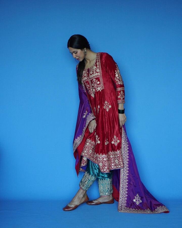 इसके अलावा सोनम बाजवा की ये आउटफिट भी आपकी लोहड़ी पार्टी के लिए बेस्ट है. एक्ट्रेस का हैवी वर्क का ये सूट काफी शानदार हैं