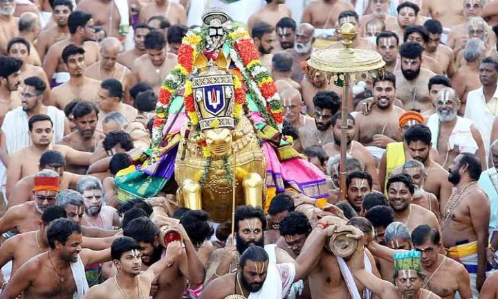 ஸ்ரீரங்கம் ரெங்கநாதர் கோயிலில் கோலாகலமாக நடந்த  திருமங்கை மன்னன் வேடுபறி வைபவம்