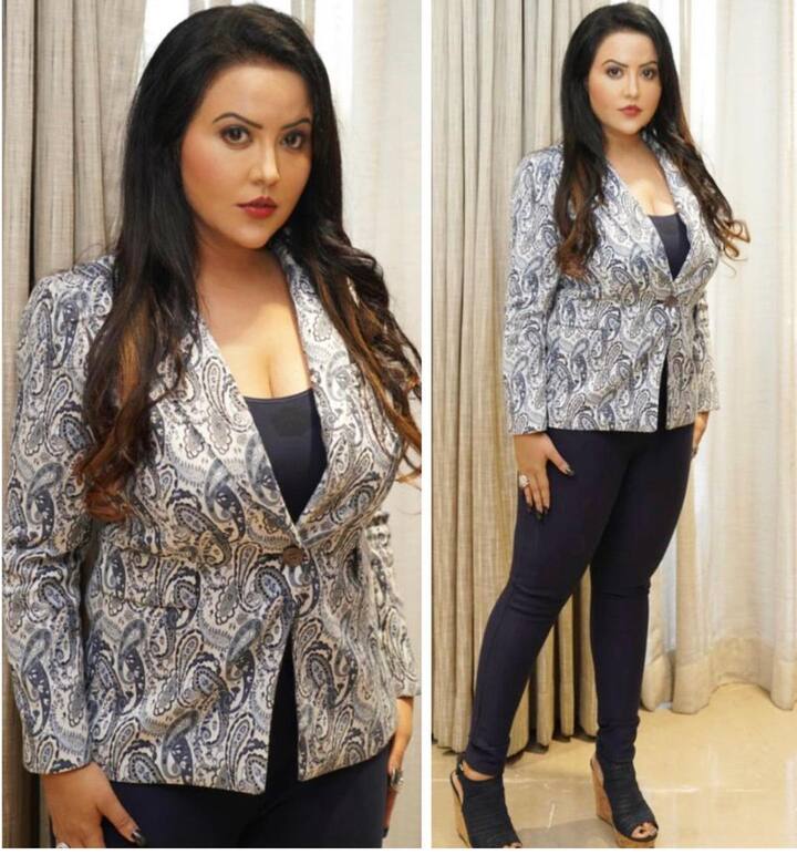 अमृता फडणवीस हर तरह की ड्रेस में परफेक्ट लगती हैं. हाल ही में वह कान्स फिल्म फेस्टिवल (Cannes Film Festival 2022) में भी नजर आई थी.