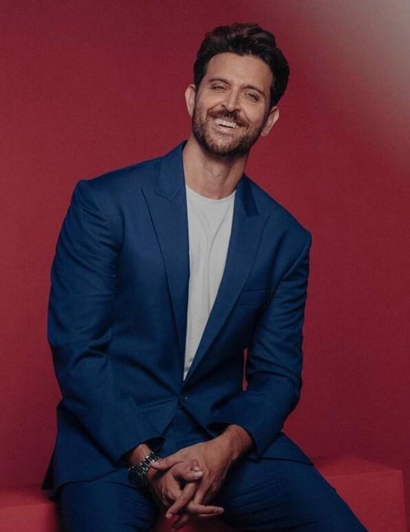 ‘सुपर 30’ स्टार का ये ब्लू लुक भी बेहद स्टनिंग हैं. एक्टर ने केवल एक स्टेटमेंट वॉच के साथ इसे ऐक्सेसराइज करके ब्लू फॉर्मल लुक कैरी किया है. (इंस्टाग्राम/hrithikroshan)