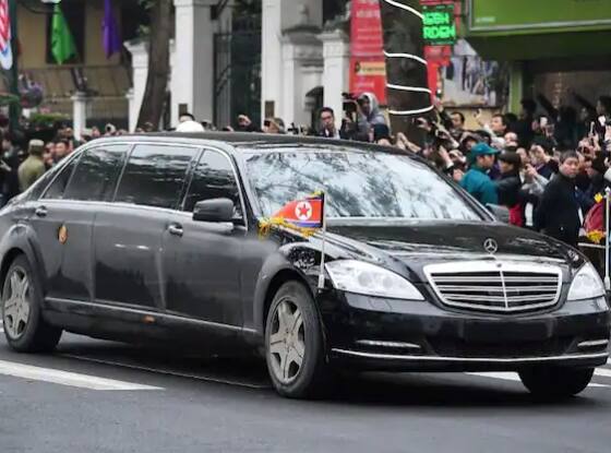 ਉੱਤਰੀ ਕੋਰੀਆ ਦੇ ਤਾਨਾਸ਼ਾਹ ਕਿਮ ਜੋਂਗ-ਉਨ ਇੱਕ ਮਰਸੀਡੀਜ਼-ਮੇਬੈਕ ਐਸ 600 ਪੁਲਮੈਨ ਗਾਰਡ ਵਿੱਚ ਗੱਡੀ ਚਲਾ ਰਹੇ ਹਨ। ਇਹ ਇੱਕ ਬਖਤਰਬੰਦ ਕਾਰ ਹੈ। ਇੱਕ ਆਮ Mercedes-Maybach S600 Pullman Guard ਦੀ ਮੌਜੂਦਾ ਸ਼ੁਰੂਆਤੀ ਕੀਮਤ ਲਗਭਗ US$1.5 ਮਿਲੀਅਨ ਹੈ।