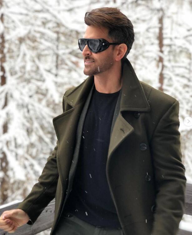 जब मौसम ठंडा हो जाता है तो लम्बी जैकेट आपको एक क्लासिक फैशन लुक दे सकती है. यहां ऋतिक रोशन ने अपने स्टाइल में एक फॉर्मल अप्रोच जोड़कर इसे और बढ़ा दिया है. (इंस्टाग्राम/hrithikroshan)