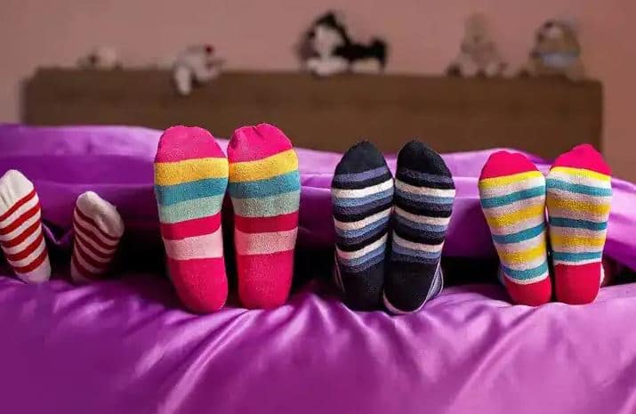 Is it safe to sleep wearing socks in the cold Know about it from the expert ਕੀ ਠੰਡ ‘ਚ ਜੁਰਾਬਾਂ ਪਾ ਕੇ ਸੌਣਾ ਚੰਗੀ ਆਦਤ ਹੈ? ਮਾਹਰ ਤੋਂ ਜਾਣੋ, ਤੁਸੀਂ ਗਲਤ ਕਰ ਰਹੇ ਹੋ ਜਾਂ ਸਹੀ