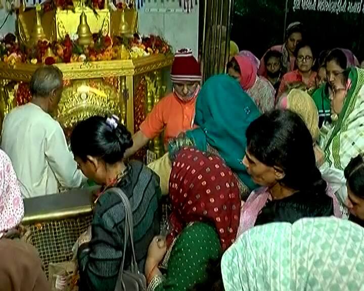 અંગારકી ચોથ પર ગણપતિ દાદાના દર્શને ઉમટેલા ભક્તો.