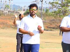 In Pics: బ్యాట్ పట్టి సందడి చేసిన ఎంపీ రామ్మోహన్ నాయుడు - సిక్స్‌లు, ఫోర్‌లు బాదుతూ