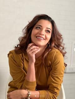 Monalisa: 40 ਸਾਲ ਦੀ ਉਮਰ 'ਚ ਵੀ ਨਹੀਂ ਰੁਕ ਰਹੀ ਮੋਨਾਲੀਸਾ ਦੀ ਬੋਲਡਨੈੱਸ, ਸ਼ਾਰਟ ਡਰੈੱਸ 'ਚ ਦਿੱਤੇ ਸਿਜ਼ਲਿੰਗ ਪੋਜ਼