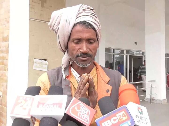 MP News: सिंगरौली के बुजुर्ग ने DM से पूछा, 'साहब बताओ मैं जिंदा हूं या मर गया?' सवाल सुन जिलाधिकारी के उड़े होश MP News Old Man Died on paper Asks Singrauli DM whether he is Alive or dead ANN MP News: सिंगरौली के बुजुर्ग ने DM से पूछा, 'साहब बताओ मैं जिंदा हूं या मर गया?' सवाल सुन जिलाधिकारी के उड़े होश