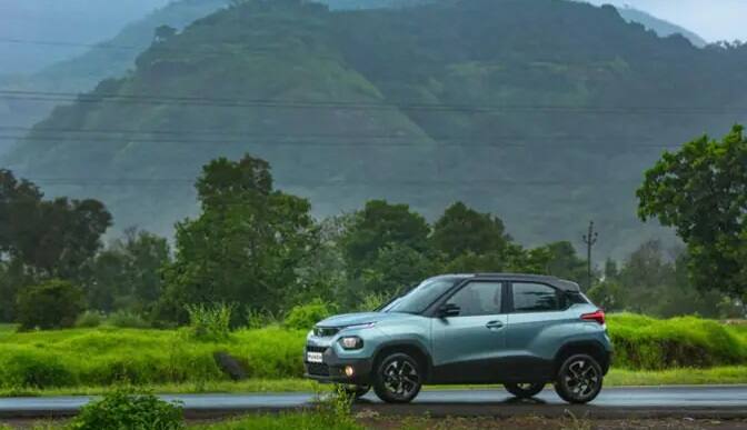 Affordable Cars: નવુ વર્ષ 2023નું શરૂ થઇ ગયુ છે, અને જો તમે નવા વર્ષમાં એક શાનદાર અને બજેટમાં ફિટ બેસે તેવી કાર ખરીદવાનું મન બનાવી લીધુ છે, તો તમારા માટે આ સ્ટૉરી ખુબ કામની સાબિત થઇ શકે છે, કેમ કે અહીં અમે તમારા માટે 6 લાખની કિંમતમાં સારામાં સારી બજેટ અને સારા ફિચર લૉડેડ વિથ લૉ પ્રાઇસ રેન્જ વાળી કારનું લિસ્ટ બતાવી રહ્યાં છીએ, જે તમારા માટે મોટો ઓપ્શન બની શકે છે.