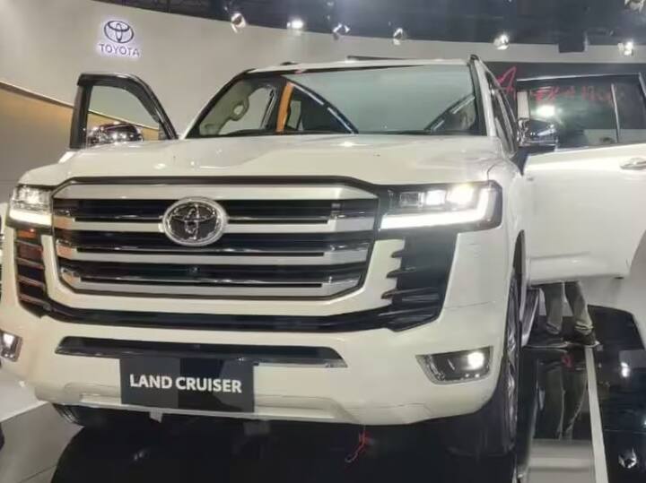 Toyota Land Cruiser LC300: ਟੋਇਟਾ ਦੀ ਇੱਕ ਹੋਰ ਬਿਹਤਰੀਨ ਕਾਰ ਭਾਰਚ ਵਿੱਚ ਲਾਂਚ ਹੋਵੇਗੀ। ਫਿਲਹਾਲ ਇਸ ਦੀ ਪਹਿਲੀ ਝਲਕ ਆਟੋ ਐਕਸਪੋ 'ਚ ਦੇਖਣ ਨੂੰ ਮਿਲ ਗਈ ਹੈ।