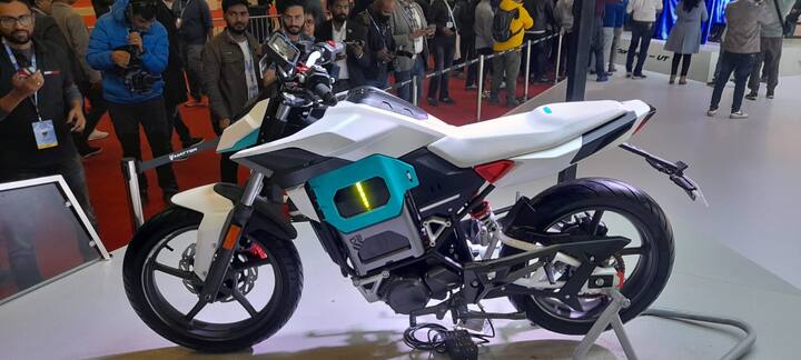 देश पहली इलेक्ट्रिक गियर बाइक में लिक्विड कूल्ड पावर ट्रेन का प्रयोग किया गया है. इसके अलावा इसमें प्रोजेक्टर हेडलैंप, स्प्लिट स्टाइल एलईडी टेल लैंप, 7 इंच की टच स्क्रीन, ब्लूटुथ , वाईफाई, 4G कनेक्टिविटी, म्यूजिक, नेविगेशन जैसे तमाम फीचर्स के साथ साथ 5A का चार्जर भी मिलेगा. जिससे इस बाइक को जरुरत पड़ने पर कहीं भी चार्ज किया जा सकेगा.