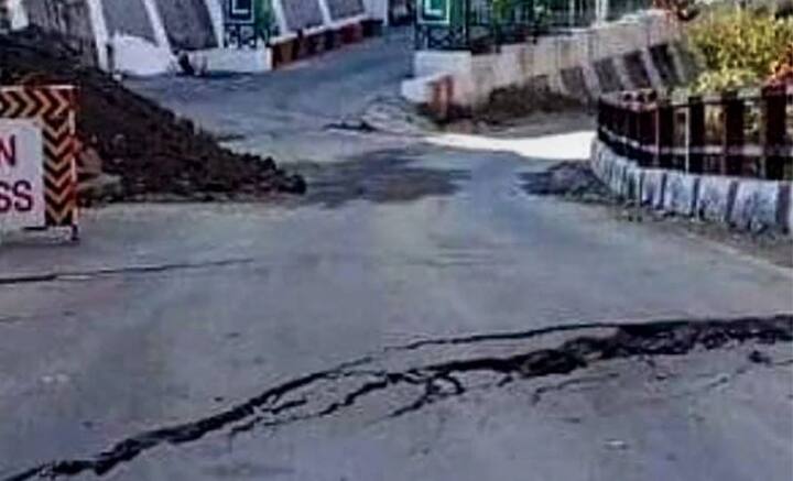 স্থানীয়দের দাবি, রেলের কাজে দিনে-রাতে, সারা ক্ষণ বিস্ফোরণ ঘটানো হয়। তাতে একে একে বহু বাড়িতে ফাটল ধরেছে। বিস্ফোরণের তীব্রতায় কেঁপে ওঠে বাড়িগুলি। তাঁদের বাড়ি বাঁচিয়ে সরকারকে কাজ করতে হবে বলে দাবি তুলেছেন স্থানীয়রা।