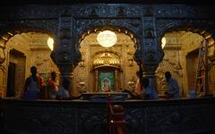 PHOTO : गाभाऱ्यातील भव्य झुंबराने श्री सिद्धेश्वर मंदिराचे वैभव आणखीच खुललं!