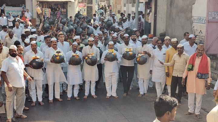 सोलापूरचे ग्रामदैवत श्री सिद्धेश्वर महाराजांच्या यात्रेला आजपासून सुरुवात झाली. यात्रेच्या पहिल्या दिवशी धार्मिक विधींना सुरुवात होते.