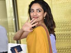 Sobhita Dhulipala At Airport: एयरपोर्ट पर साड़ी पहने स्पॉट हुईं शोभिता धुलिपाला, सिंपल लुक ने जीत लिया फैंस का दिल