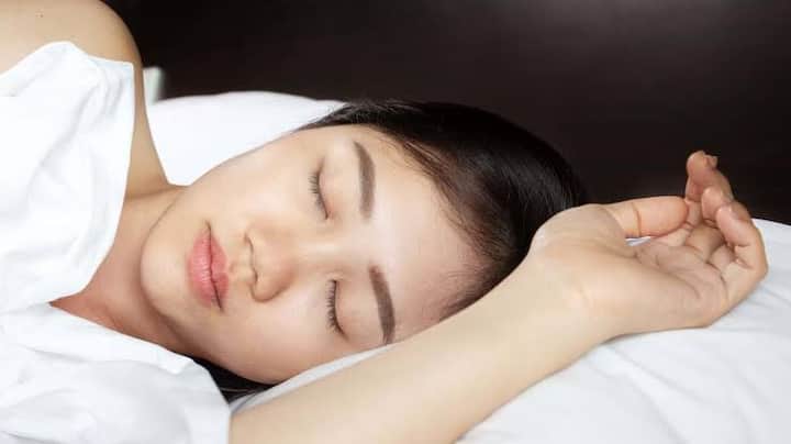 रात में बालों में तेल लगाकर सोना : बालों के लिए तेल बहुत अच्छा होता है लेकिन इनका आपकी स्किन पर गलत असर भी पड़ सकता हैं. ऑयली स्किन वाले लोगों को तो बालों में तेल लगाकर नहीं सोना चाहिए क्योंकि रात भर तेल रिसता रहता है और अतिरिक्त सीबम त्वचा पर मुंहासे पैदा करता है. बालों को पोषण देना चाहते हैं तो बालों की गर्म तेल की मालिश करें और शैम्पू करने से दो घंटे पहले इसे लगा रहने दें.