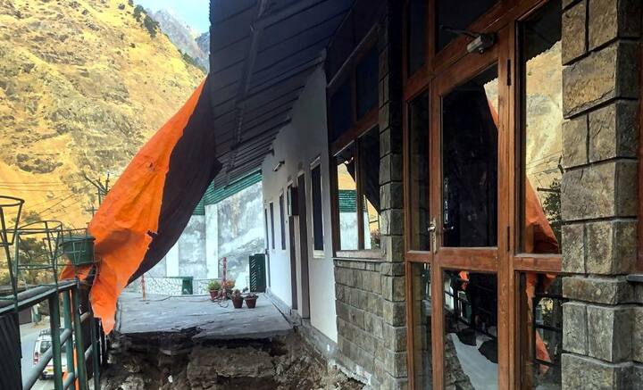 উত্তরকাশী উত্তরকাশীর মাস্তাদি এবং ভাতওয়াড়ি গ্রামের পরিস্থিতিও অত্যন্ত বিপজ্জনক। জোশীমঠের ঘটনায় আতঙ্ক ছড়িয়েছে মাস্তাদির গ্রামবাসীদের মধ্যেও। ১৯৯১ সালে সেখানে ভূমিকম্পও হয়। তাতে আগেই একাধিক বাড়িতে ফাটল ধরে। উত্তরকাশীর সব জেলাই প্রাকৃতিক বিপর্যয় প্রবণ।