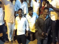 மயிலாடுதுறையில் மண்டியிட்டு 'வாரிசு’ படம் பார்க்க வந்த ரசிகர்கள்