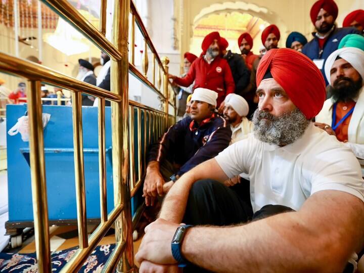 कांग्रेस नेता राहुल गांधी फतेहगढ़ साहिब में बुधवार को पार्टी की 'भारत जोड़ो यात्रा' के दौरान फतेहगढ़ साहिब गुरुद्वारे के दौरे के दौरान.