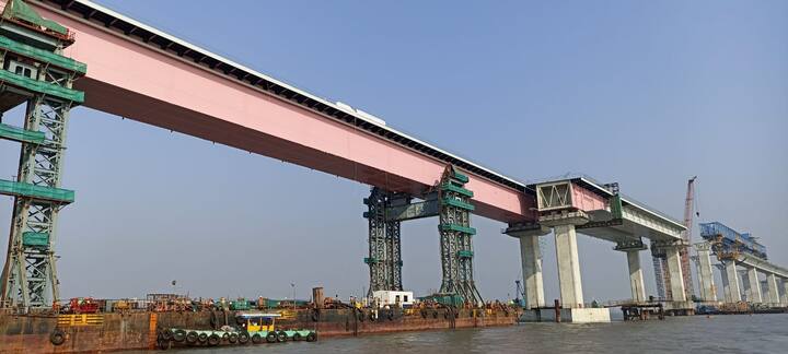 याच प्रकल्पाच्या पॅकेज 2 मध्ये मुंबई खाडी आणि शिवाजीनगर इंटरचेंजमध्ये 7.8 किमी चा पुलाचे काम प्रगतीपथावर आहे..