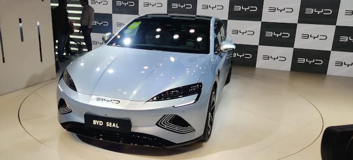 BYD ही इलेक्ट्रिक सेडान भारतात 2023 च्या चौथ्या तिमाहीत लॉन्च करणार. तर याची डिलिव्हरी तेव्हाच सुरु करण्यात येईल.