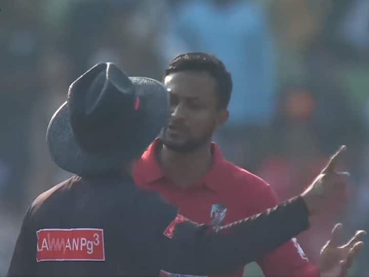 Shakib Al Hasan engages in verbal spat with umpire during Bangladesh Premier League match WATCH: फिर एक बार अंपायर से भिड़ पड़े शाकिब, बांग्लादेश प्रीमियर लीग में तीन मिनट तक चलता रहा जबरदस्त ड्रामा