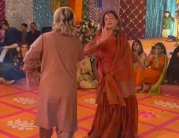 Pakistani couple sets dance floor on fire while grooving to Beedi Jalaile at wedding function Watch: પાકિસ્તાની કપલનો 'બીડી જલઇલે...'પર ડાન્સ વાયરલ, વીડિયો થઇ રહ્યો છે વાયરલ
