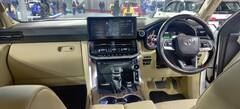 Auto Expo 2023: टोयोटा लैंड क्रूजर की एक और कार मचाएगी धमाल, भारत में पेश हुई चमचमाती LC300