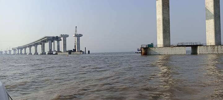 या पुलाची समुद्रातील लांबी सुमारे 16.5 किमी असून जमिनीवरील पुलाची एकूण लांबी 5.5 किमी इतकी आहे.