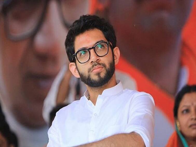 Aaditya Thackeray slam Eknath shinde on Shiv Sena Symbol Issue Election Commission एका व्यक्तीच्या राक्षसी महत्वाकांक्षेमुळेच ही परिस्थिती - आदित्य ठाकरे