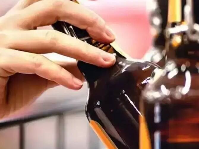 बर्थडे सेलिब्रेशन, न्यू इयर सेलिब्रेशन, कधी पॅचअप पार्टी तर कधी ब्रेकअर पार्टी... दारु पिणाऱ्या मंडळींना पार्टी करण्यासाठी कोणतंही कारण पुरेसं असतं. लोकांचं सोडा पण किमान तुमच्या तरी आरोग्याला जपा. कारण तुम्ही पित असलेली ही दारु थेट तुमच्या आतड्यांवर परिणाम करते.