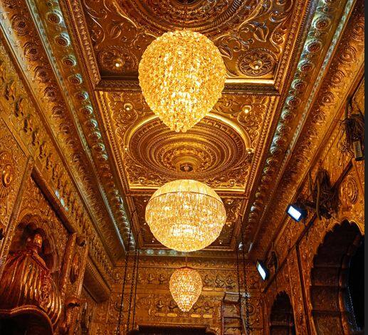 श्री सिद्धेश्वर मंदिराच्या गाभाऱ्यात भव्य झुंबर!