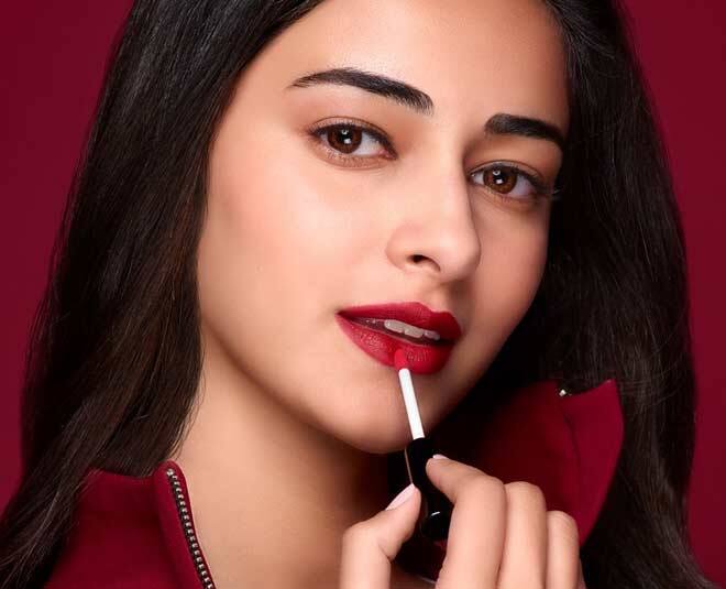 अगर आपके पास मैट लिपस्टिक नहीं है और फिर भी आपको मैट लुक चाहिए तो आप ग्लौसी लिपस्टिक पर भी पाउडर लगाकर इसे सेट कर सकती है