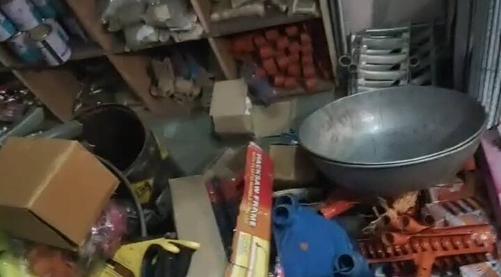 मागील काही दिवसांपासून पुण्यात कोयता गॅंगने दहशत माजवली आहे. यामुळे पुणे पोलिसांनी थेट कोयता विक्री करणाऱ्या दुकानावर छापा टाकला आहे.